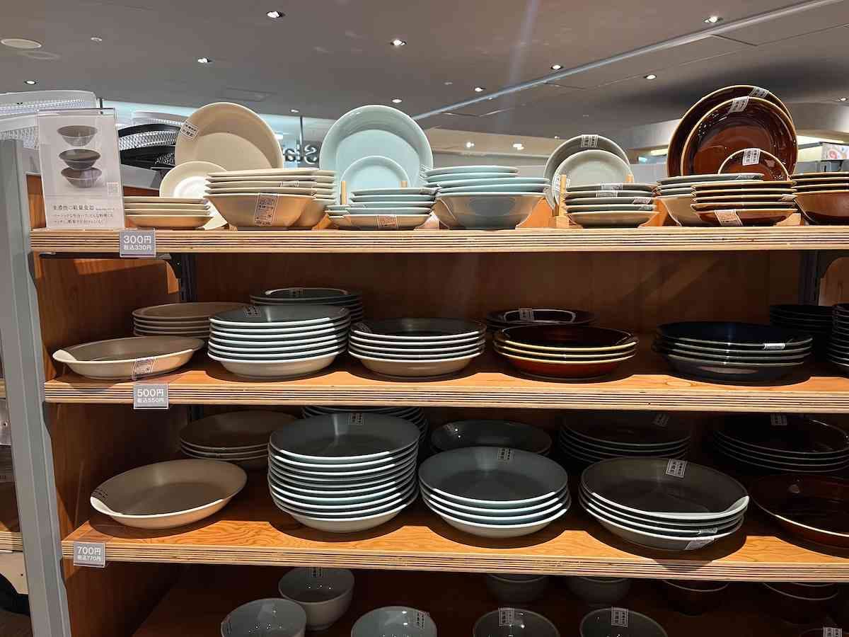 美濃焼の軽量食器には、平皿やボウルもある
