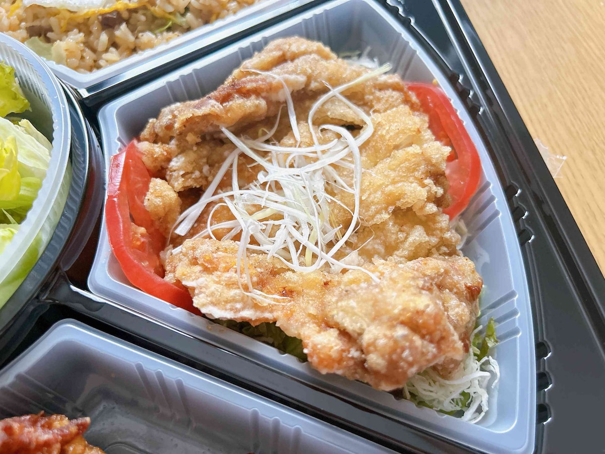 外はサクサク、中はジューシーな油淋鶏。冷やし中華風のタレもおいしい