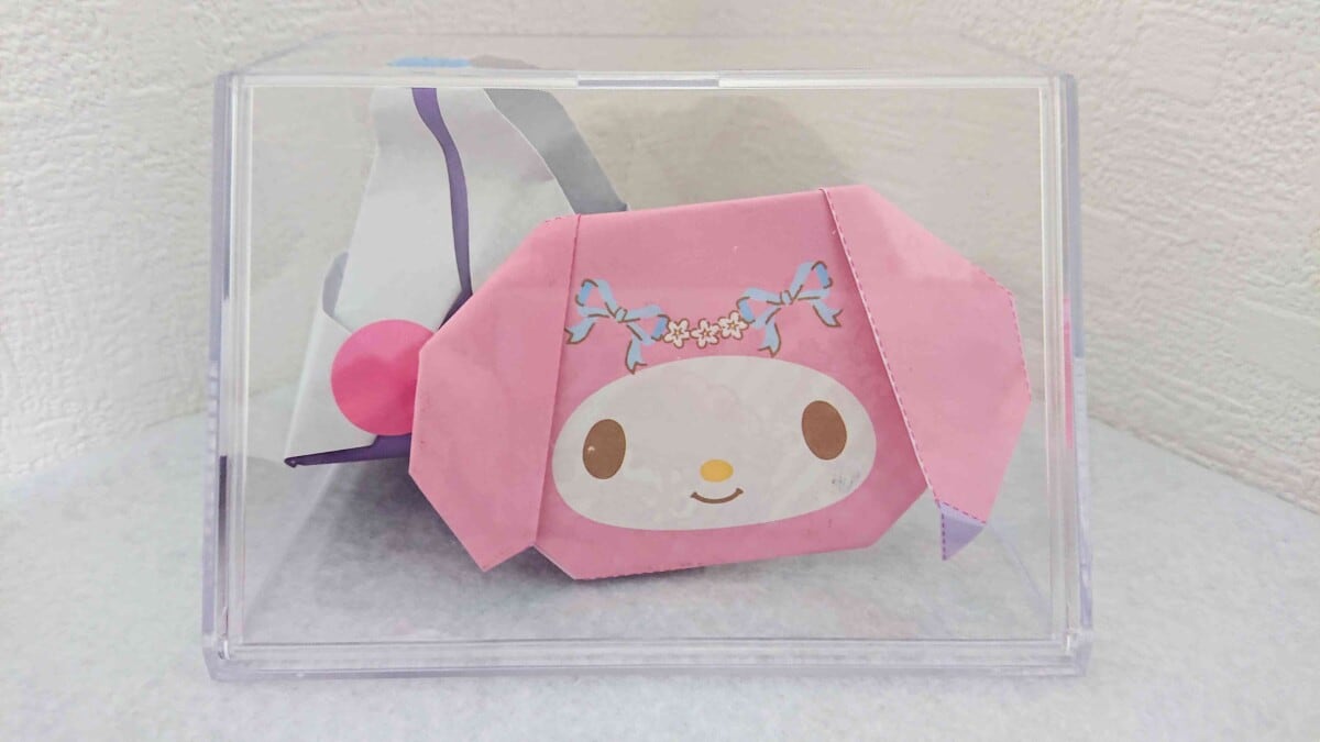 ダイソーの「モニター下ディスプレイケース」に友人の子どもからもらった折り紙を入れてみた
