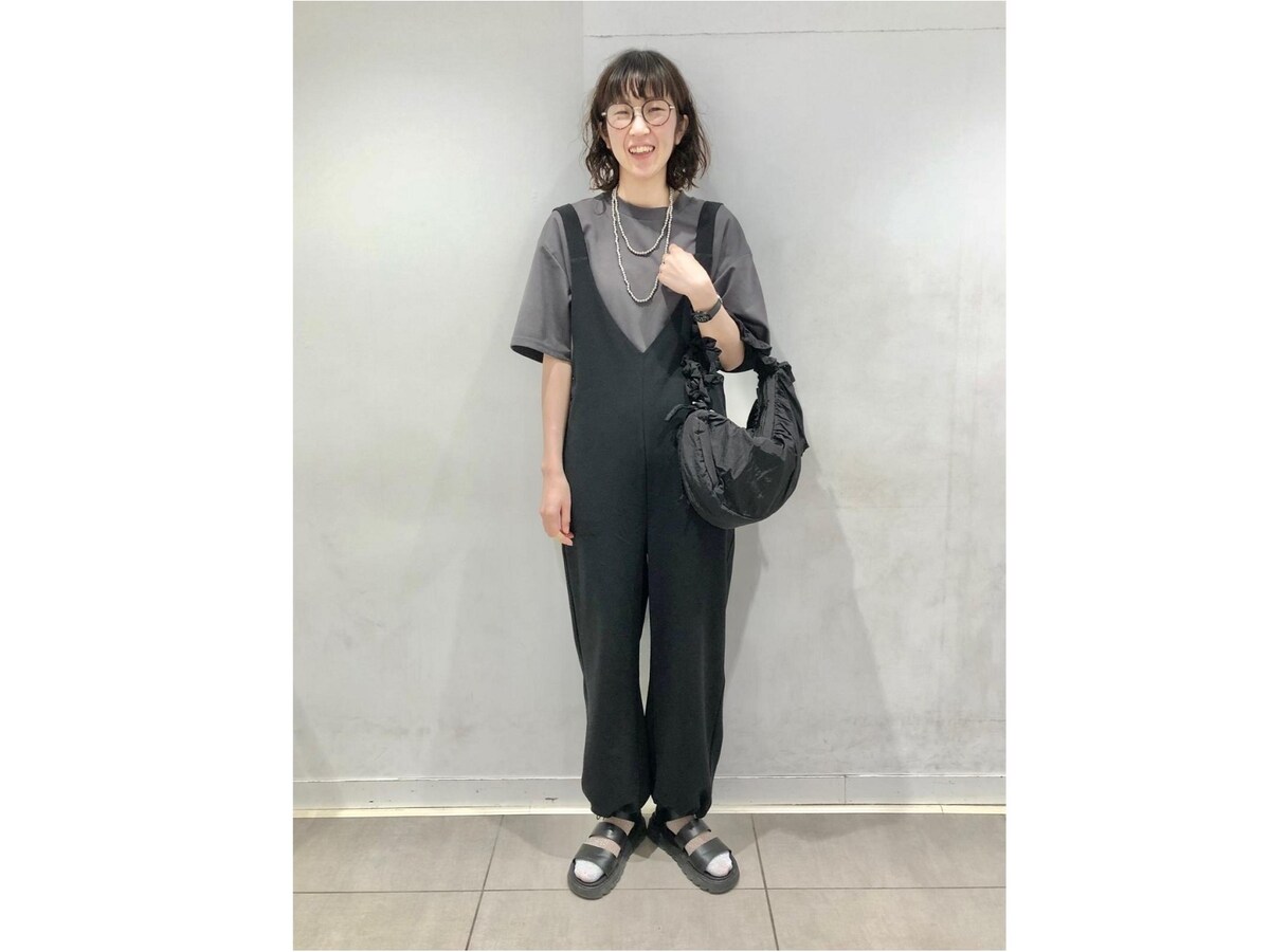 軽やかに持てるサイズ感とフリルのディテールが◎　出典：StyleHint