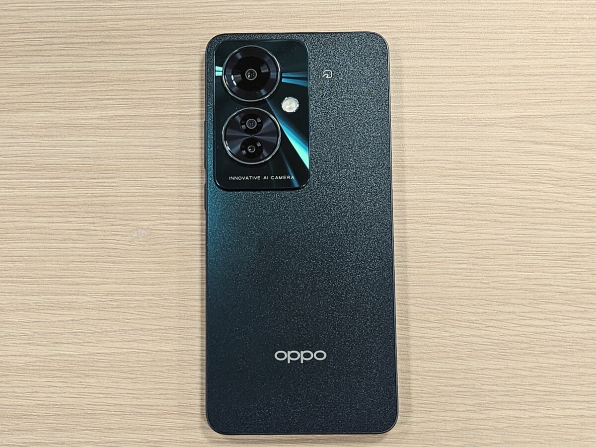 OPPO Reno11 Aの背面（本体カラーはダークグリーン）