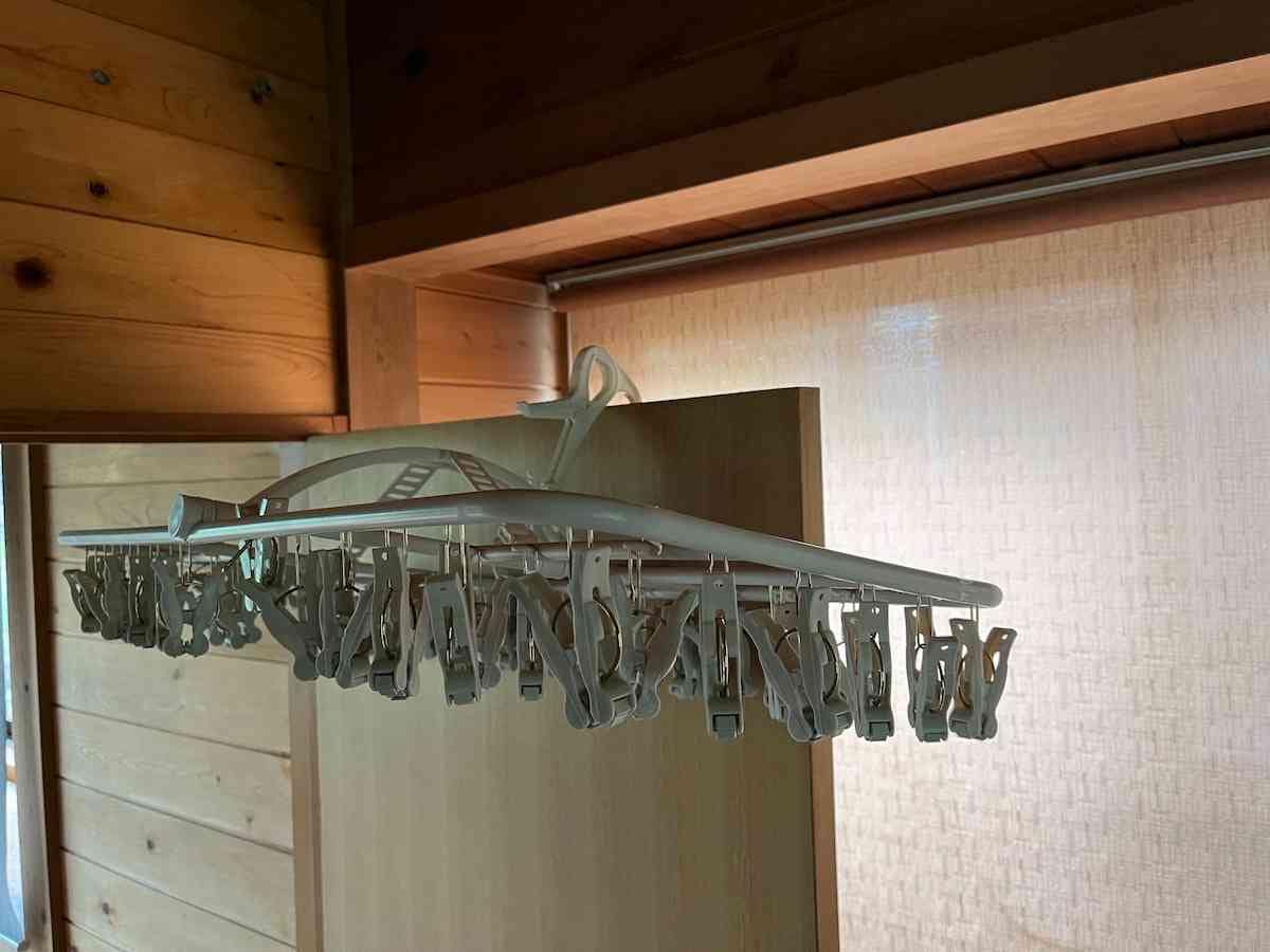 フックが動くのでドアに対して垂直にかけられる