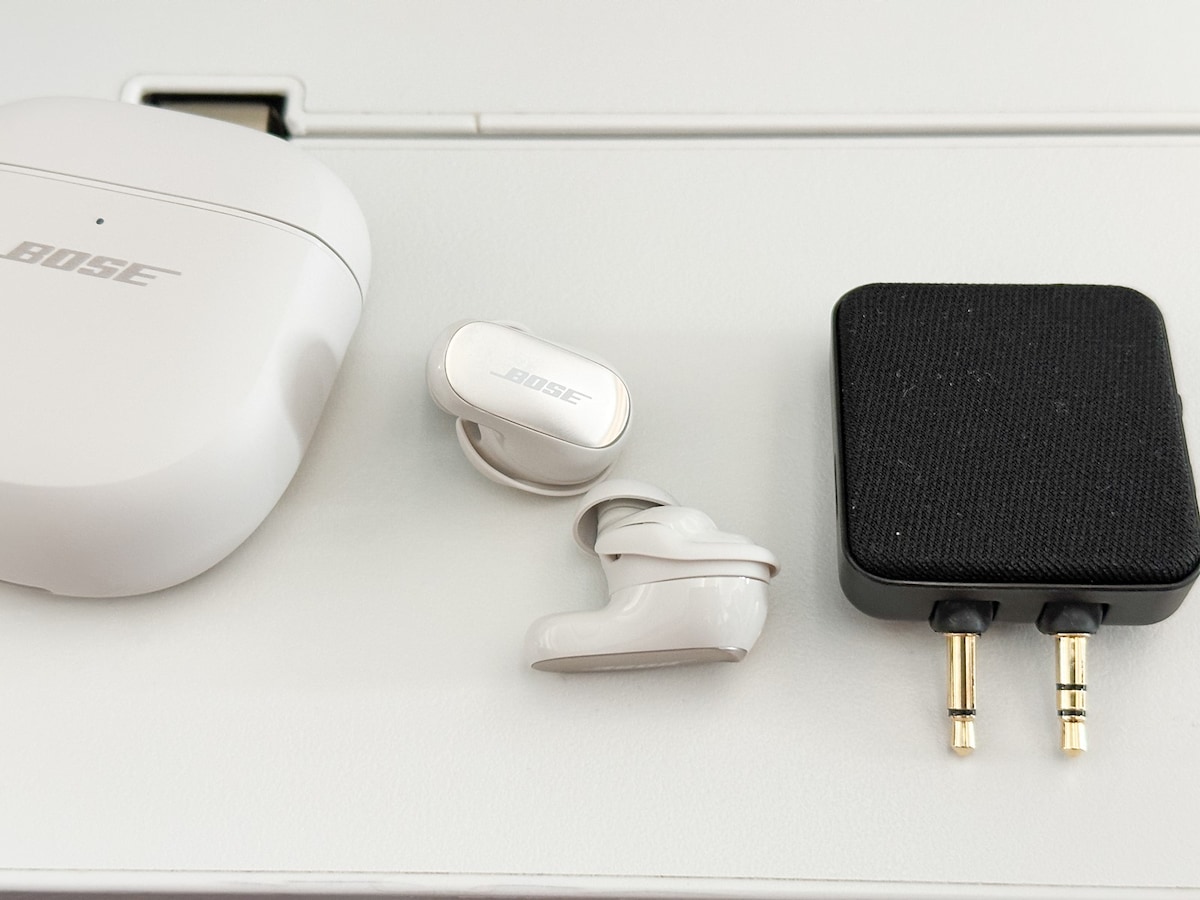 左 Bose QuietComfort Ultra Earbuds : 右 エレコム　トランスミッター