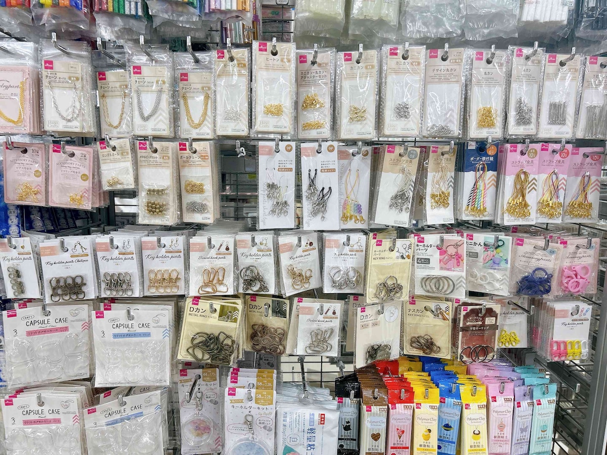 ビーズアクセサリー作りに使えるパーツも揃っている