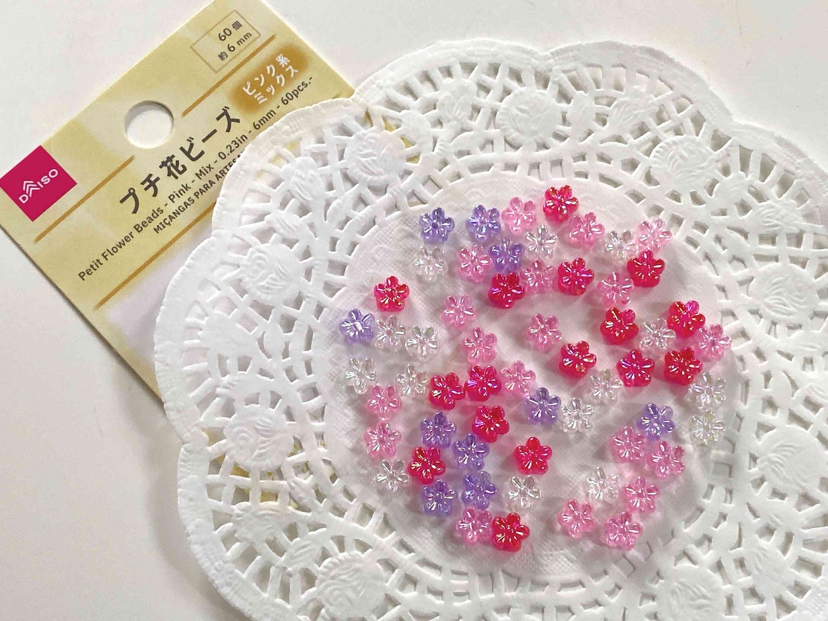 100円で60個とコスパが良いのにデザインもかわいい「プチ花ビーズ（ピンク系ミックス）」