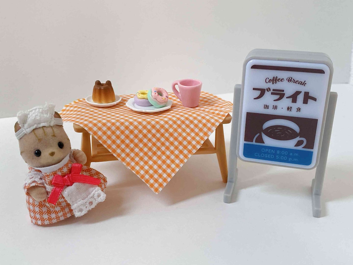 はぎれをテーブルクロスのように敷いて喫茶店を再現