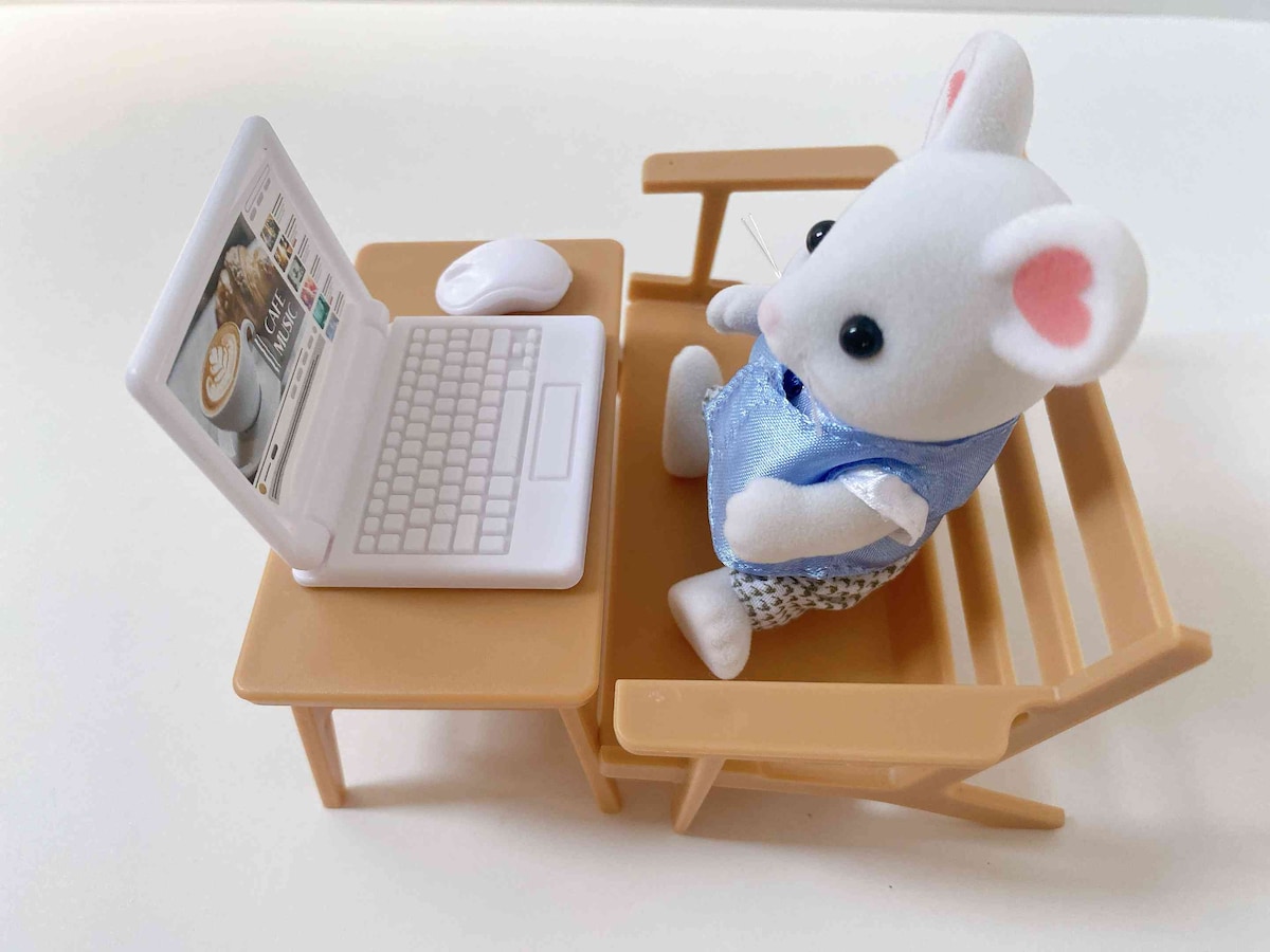 背もたれと座面を外すと椅子っぽく見せられる