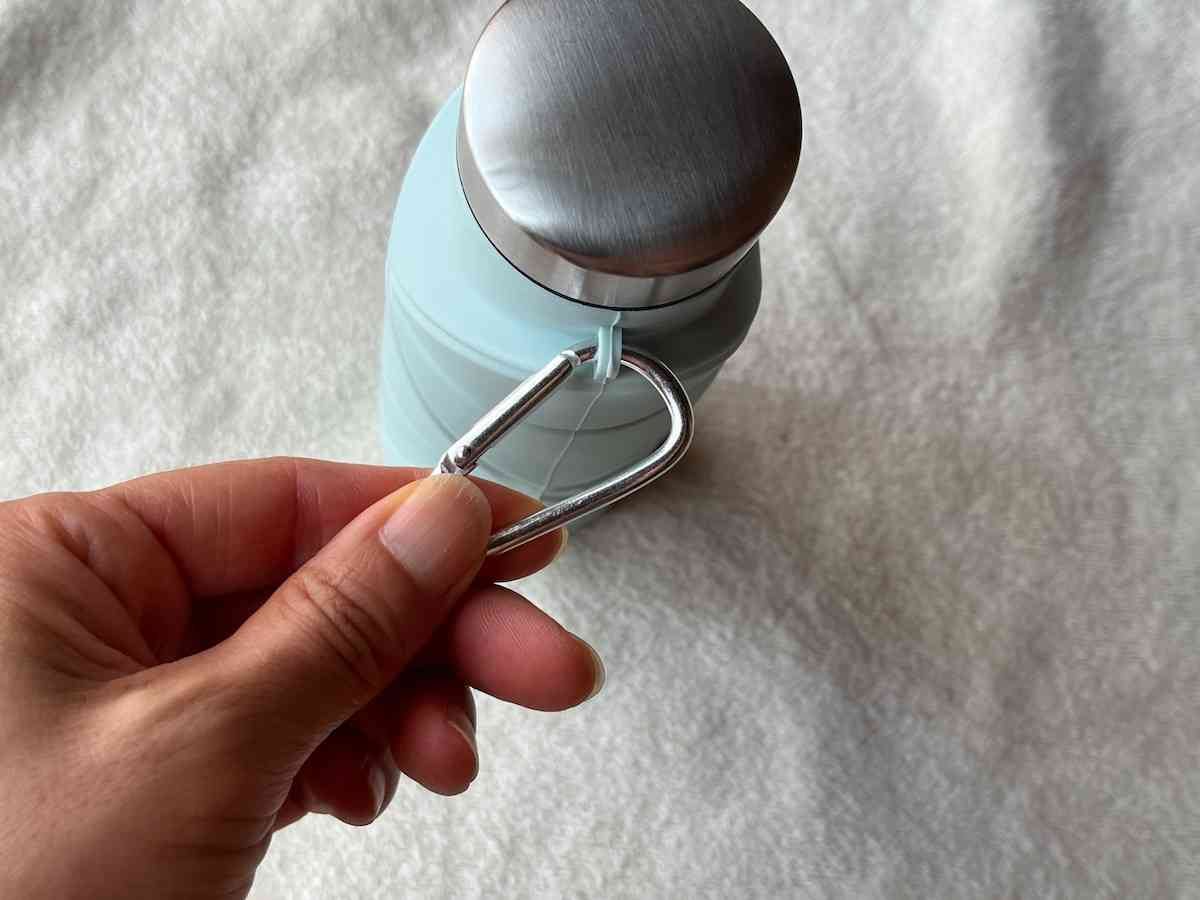 スリーコインズの水筒「折り畳みボトル」はカラビナつき
