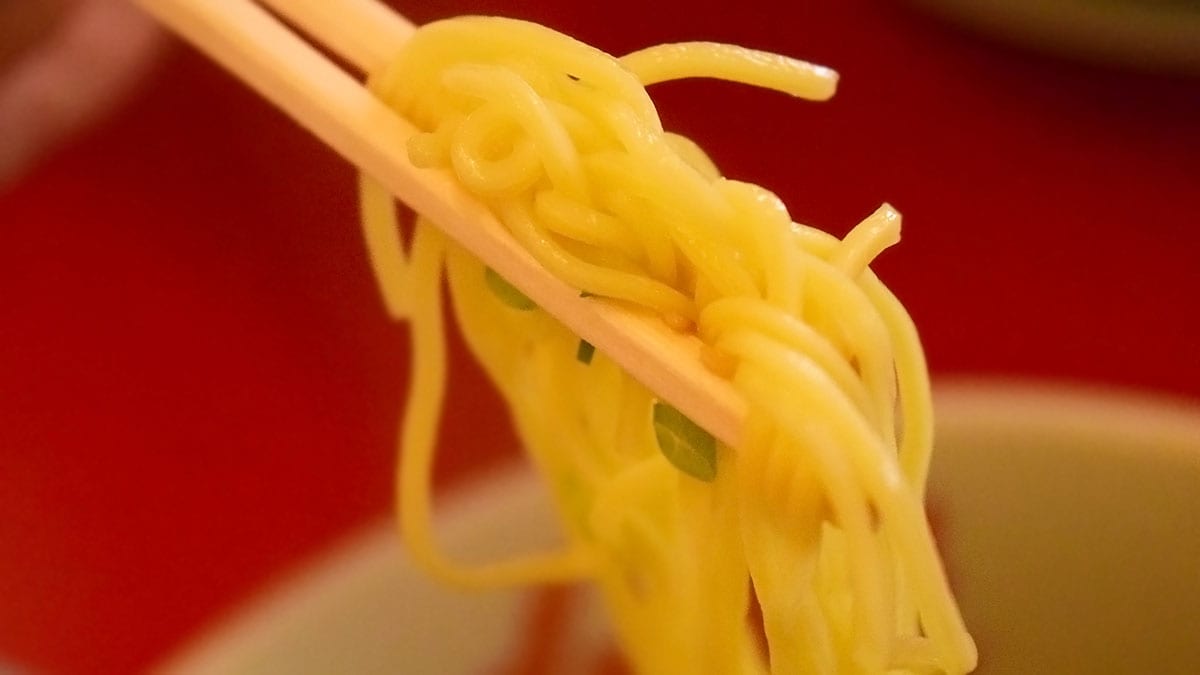 麺は細めで少々固めの口あたり。