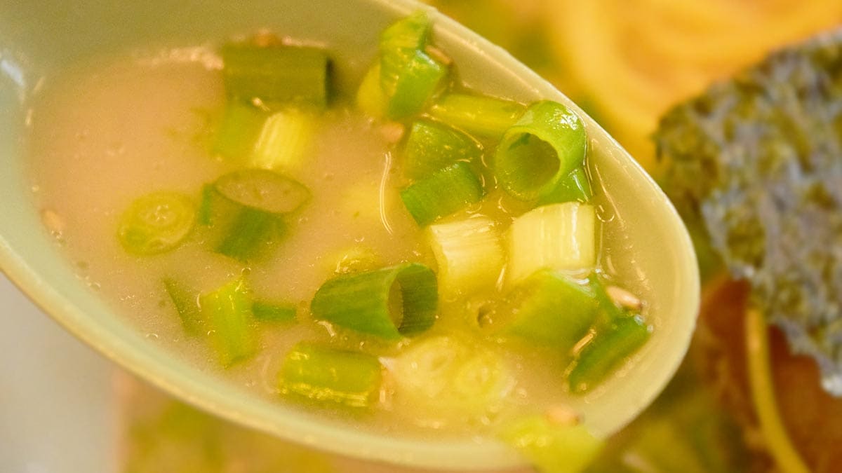 あぶらの量と味の濃さは「普通」にしていますが、朝の時間帯に食べるにしては少々濃いめ仕上がりのスープ。