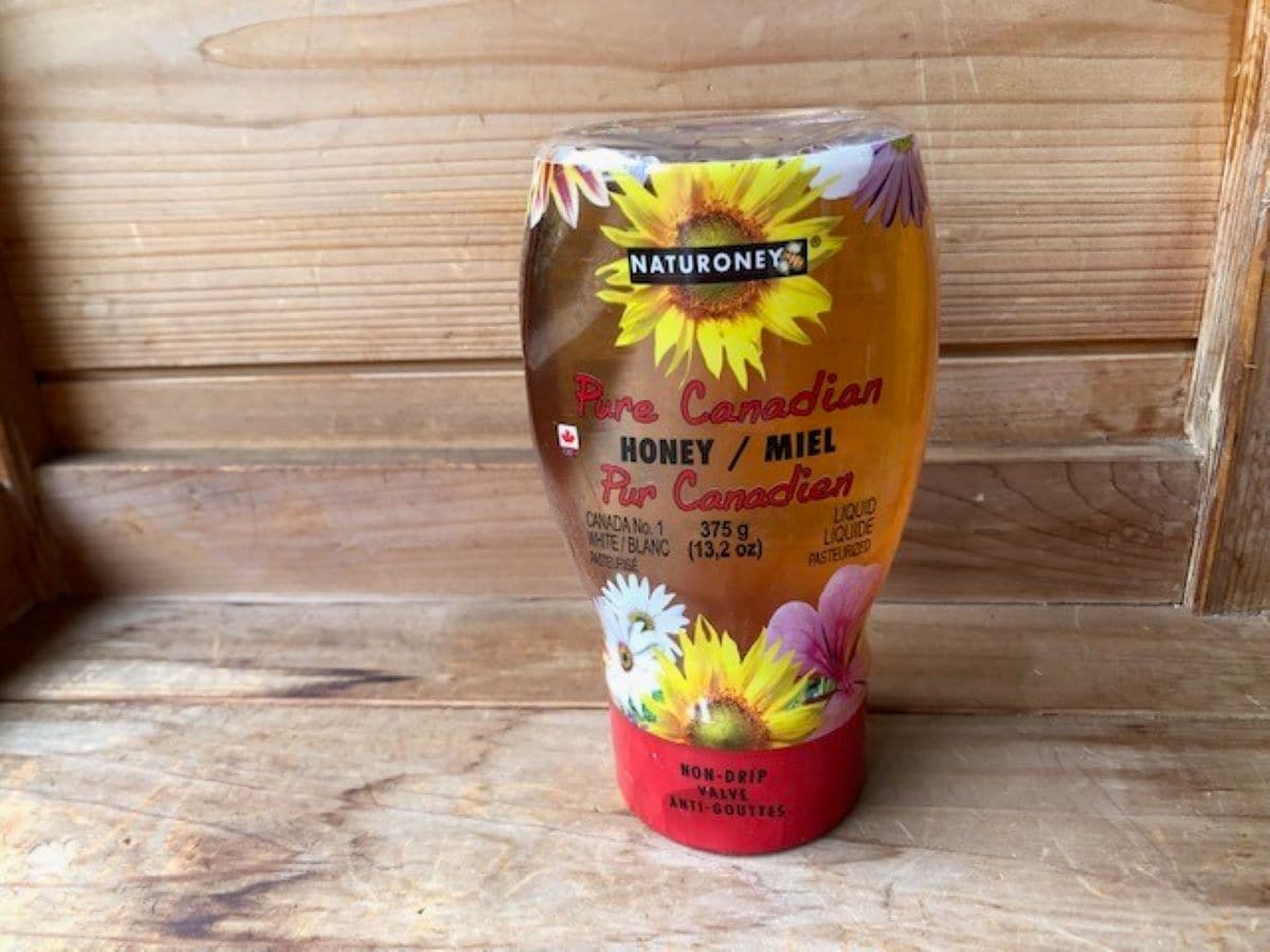 カルディの「ナチュロニー カナディアンハニー」は数種類の花の蜜からなる百花蜜で製造