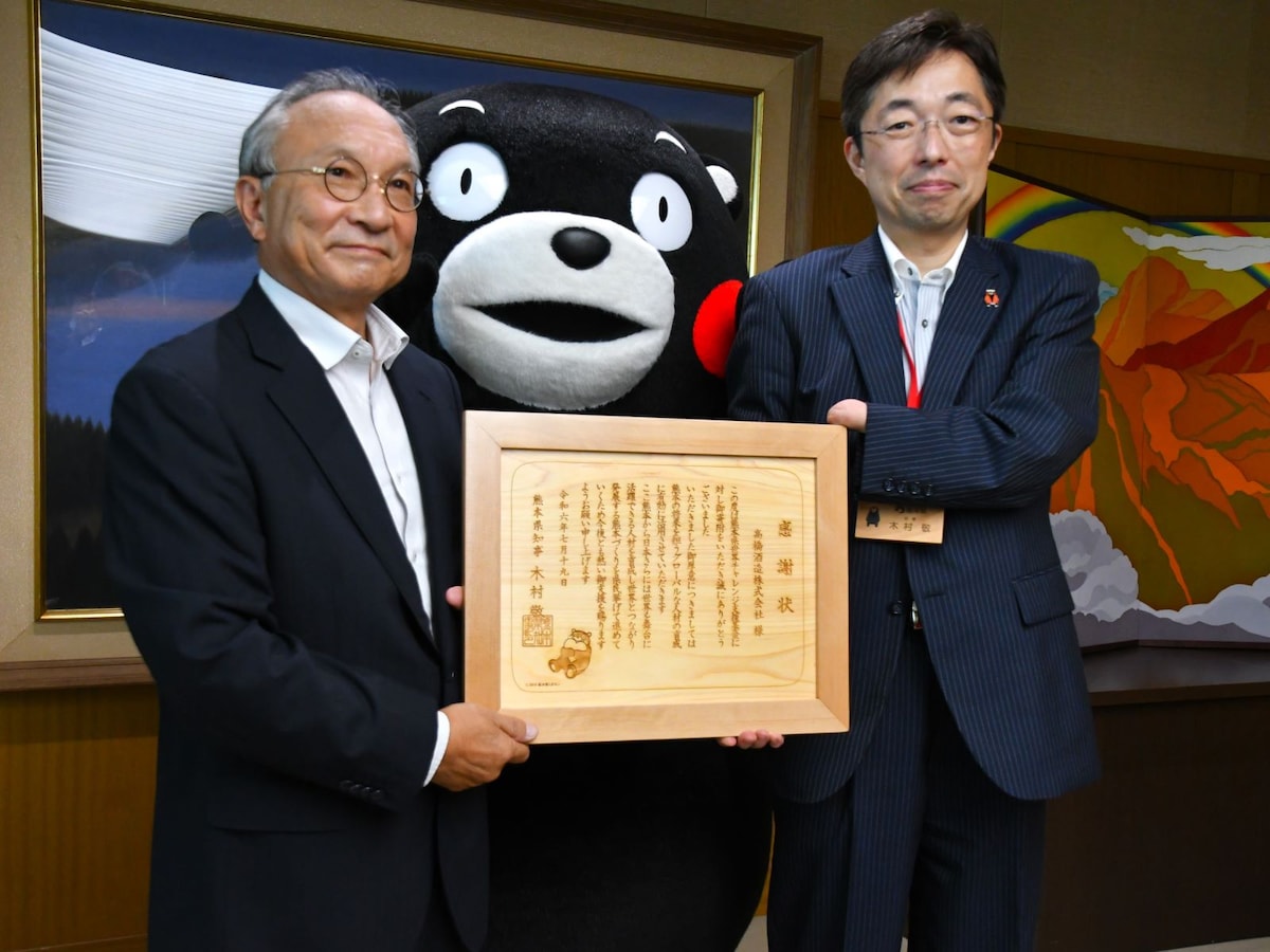 高橋酒造の高橋社長（左）と木村県知事（7月19日、熊本市）