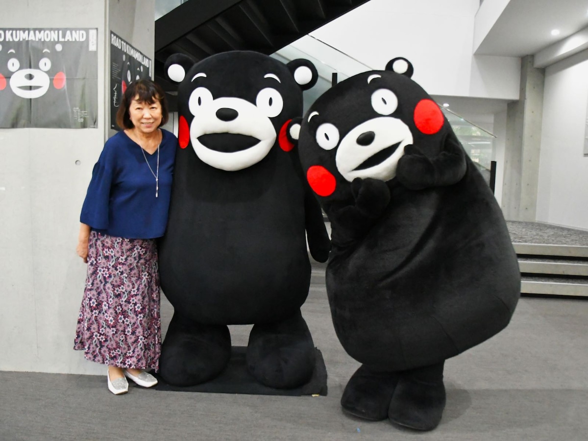 くまモン学の第一人者・柳田紀代子教授とともに（7月20日、熊本市）