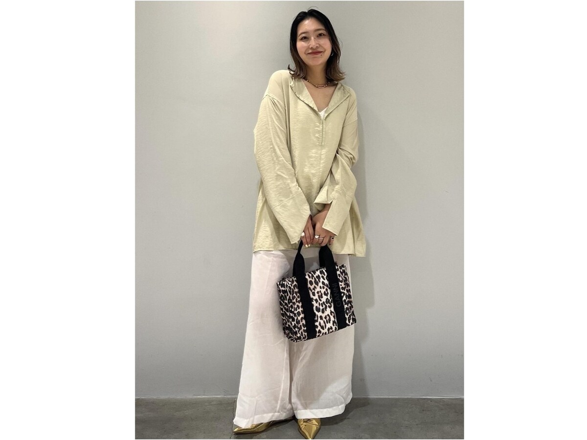 たくさん入るトートバッグはカジュアルで合わせやすい　出典：WEAR