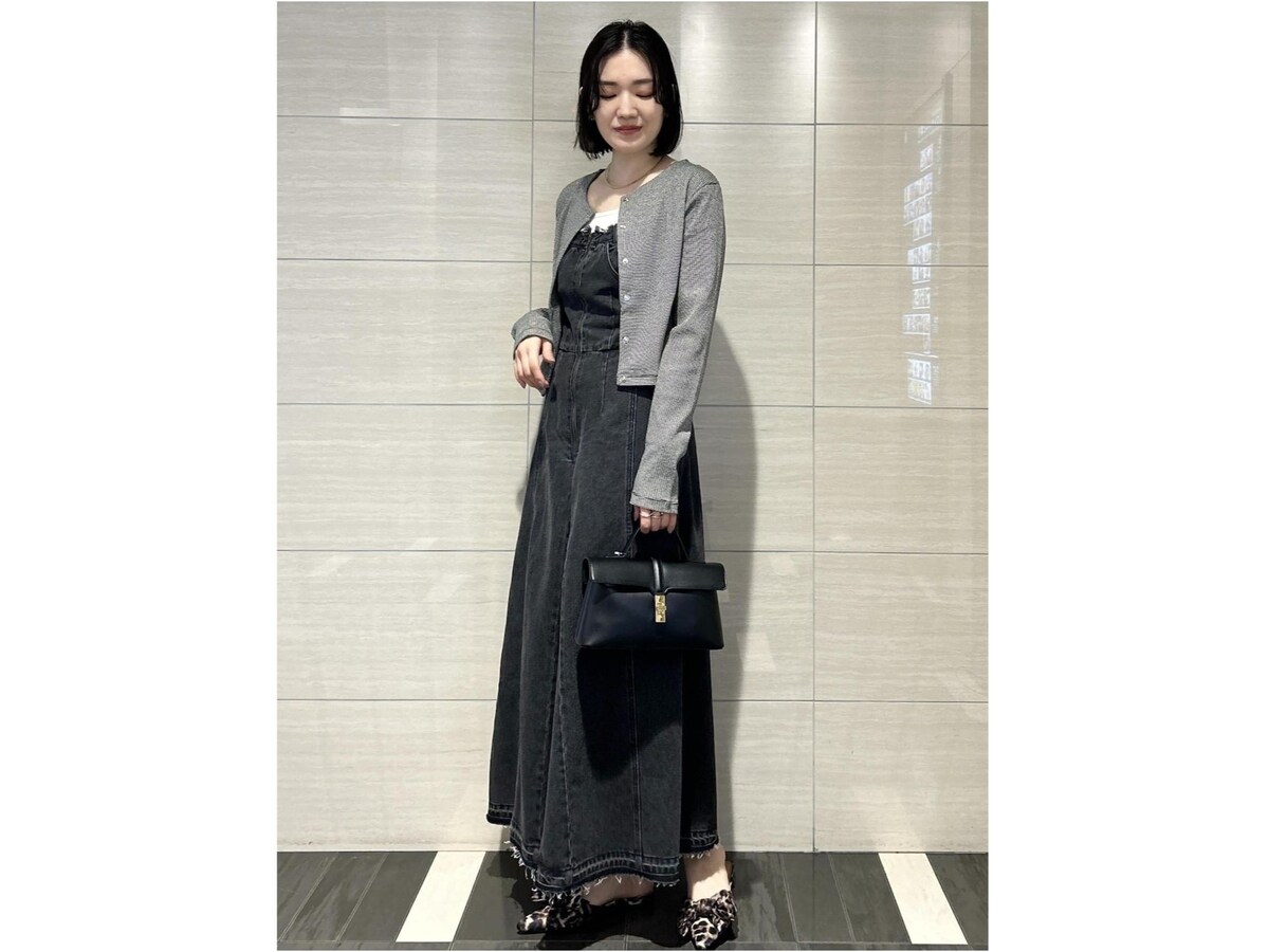 モノトーンコーデの足もとにレオパード柄を足して今っぽさを　出典：WEAR