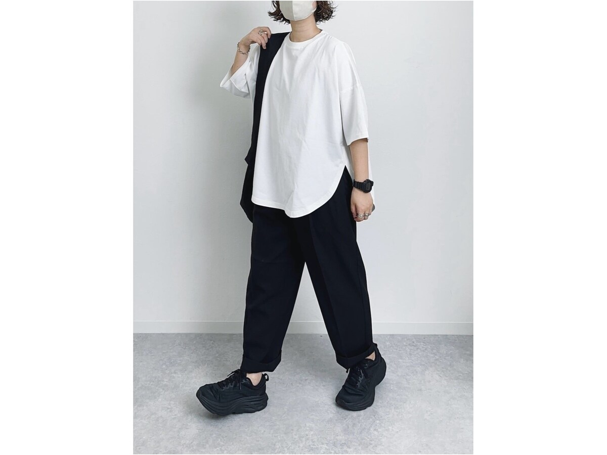 足もとがもたつかず、合わせやすいテーパードパンツ　出典：WEAR