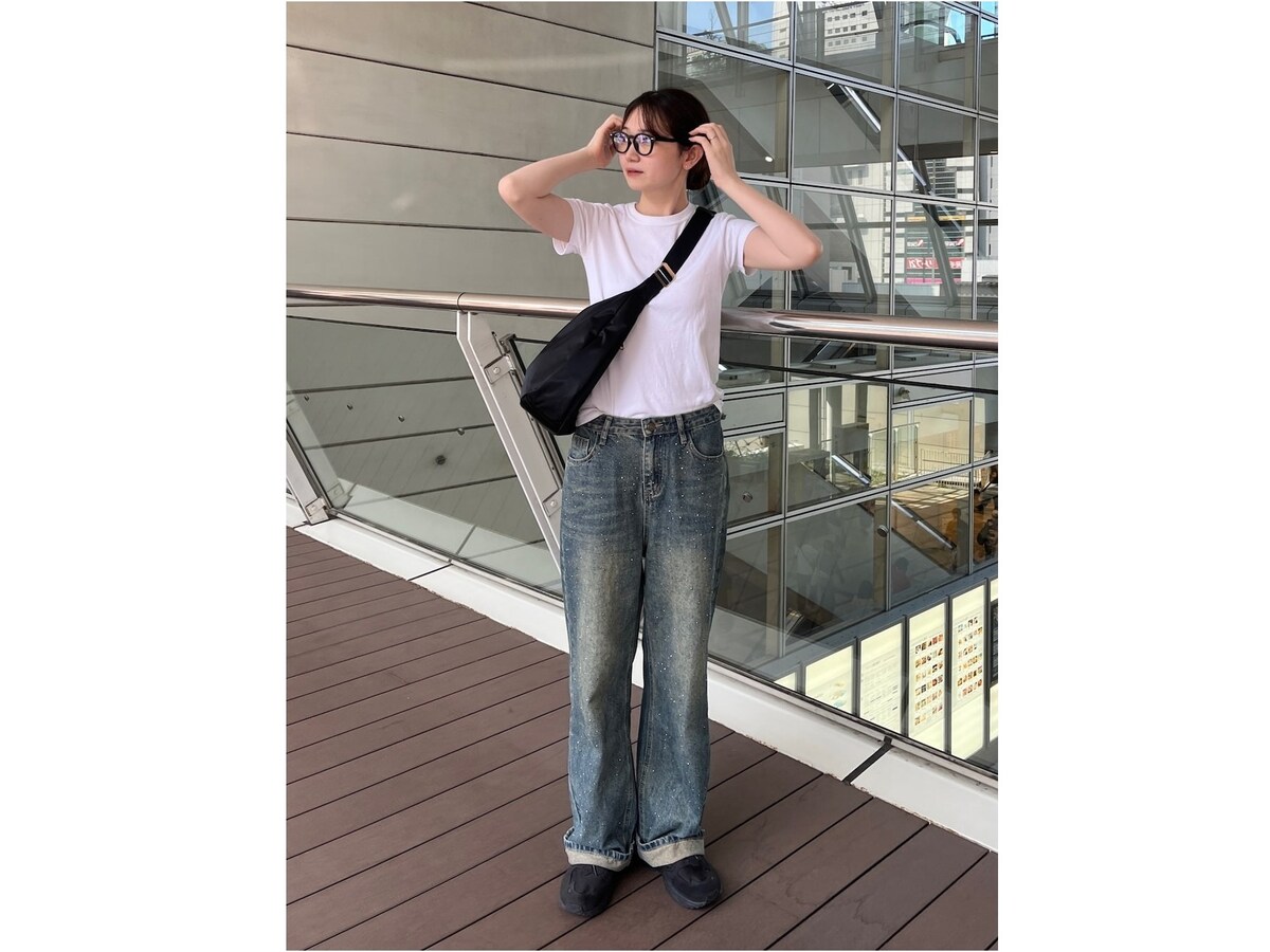 クリアレンズのサングラスをシンプルコーデのポイントに　出典：WEAR