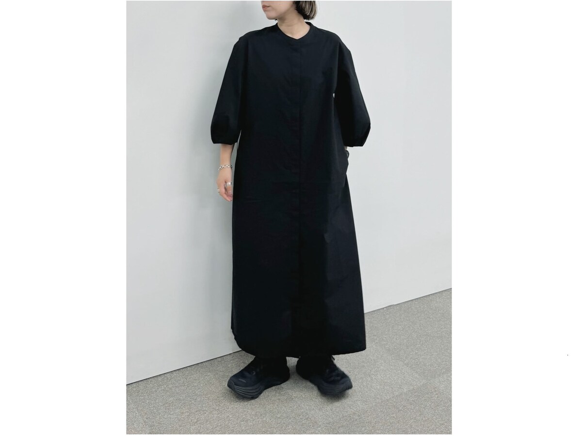 楽に着られるゆったりシルエットのワンピース　出典：WEAR