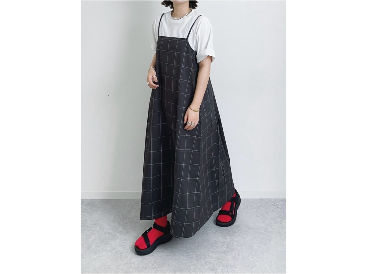 控えめなチェックは、無地のような感覚で着まわせる　出典：WEAR