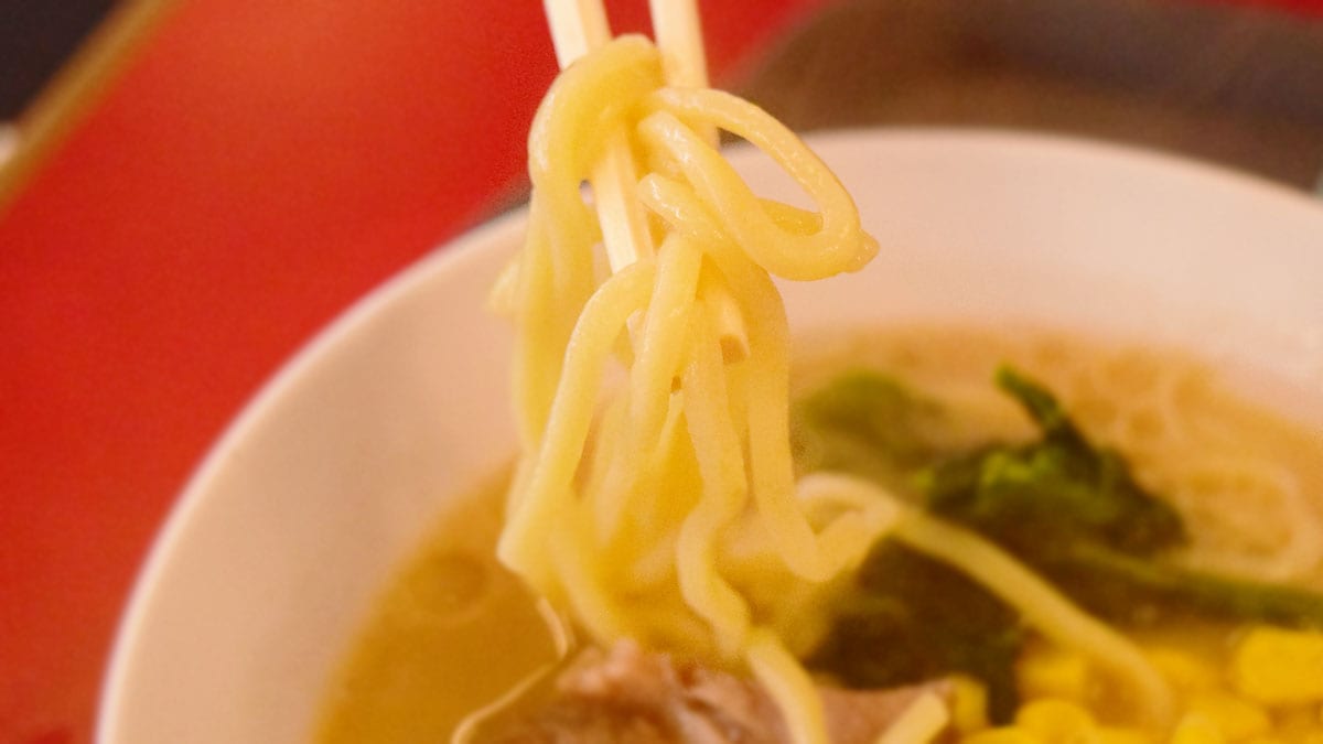 ラーメンの麺はやや細めで、子どもでも食べられそう。ラ