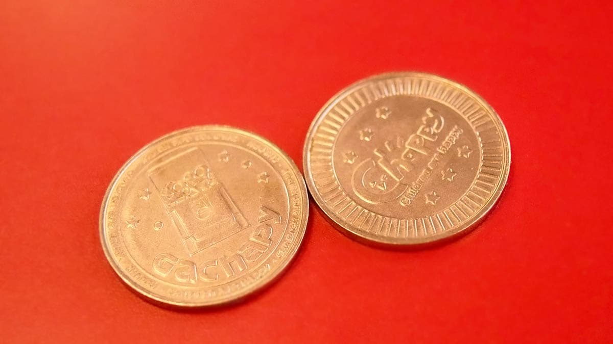 お子様SET注文直後にガチャガチャのコインをいただいています。
