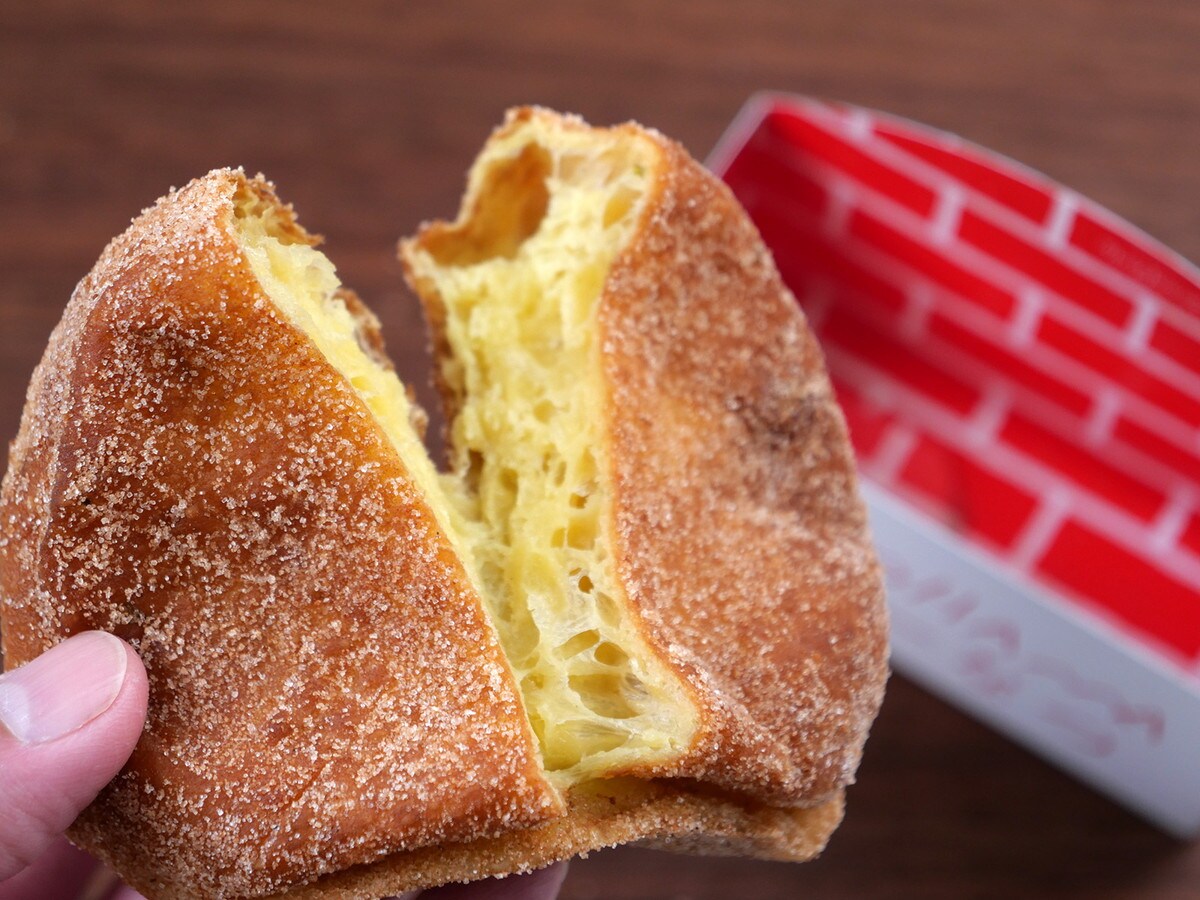 皮ごと釜で焼いたカボチャをマッシュして練り込んであるので生地が黄色っぽい