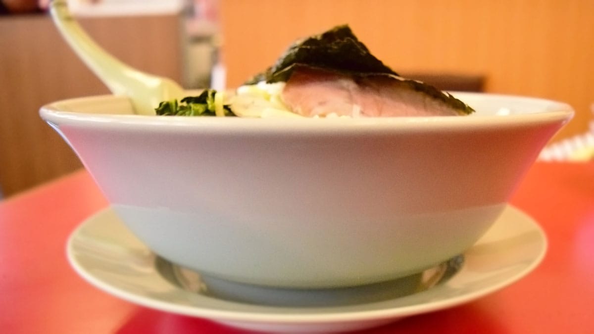 ラーメンどんぶりを持ち上げるのは、ほぼ不可能なくらいの重量感も印象的です。