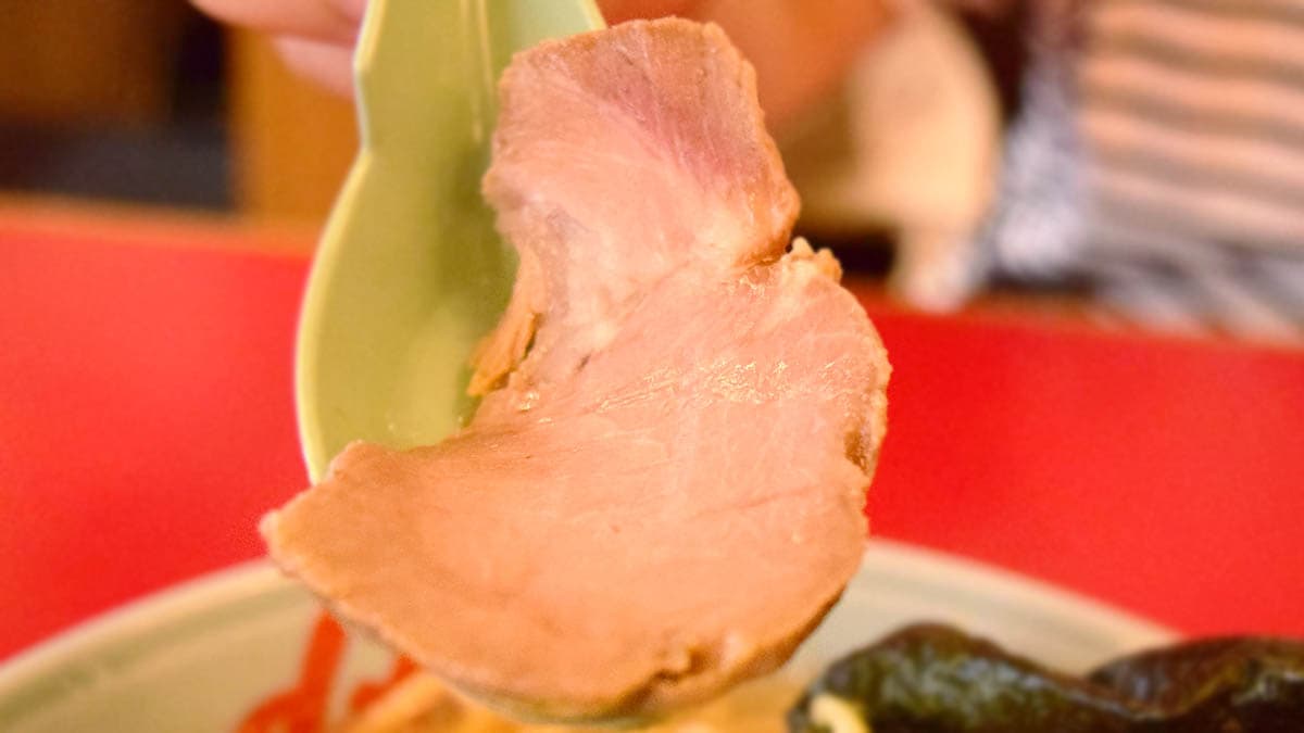 分厚いチャーシューで食べ応え抜群