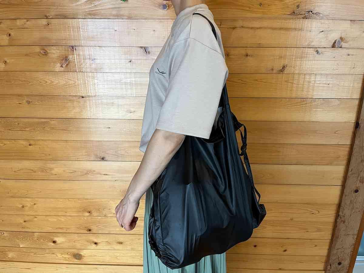 スリーコインズの「ギャザートートバッグ」は肩掛けもできる