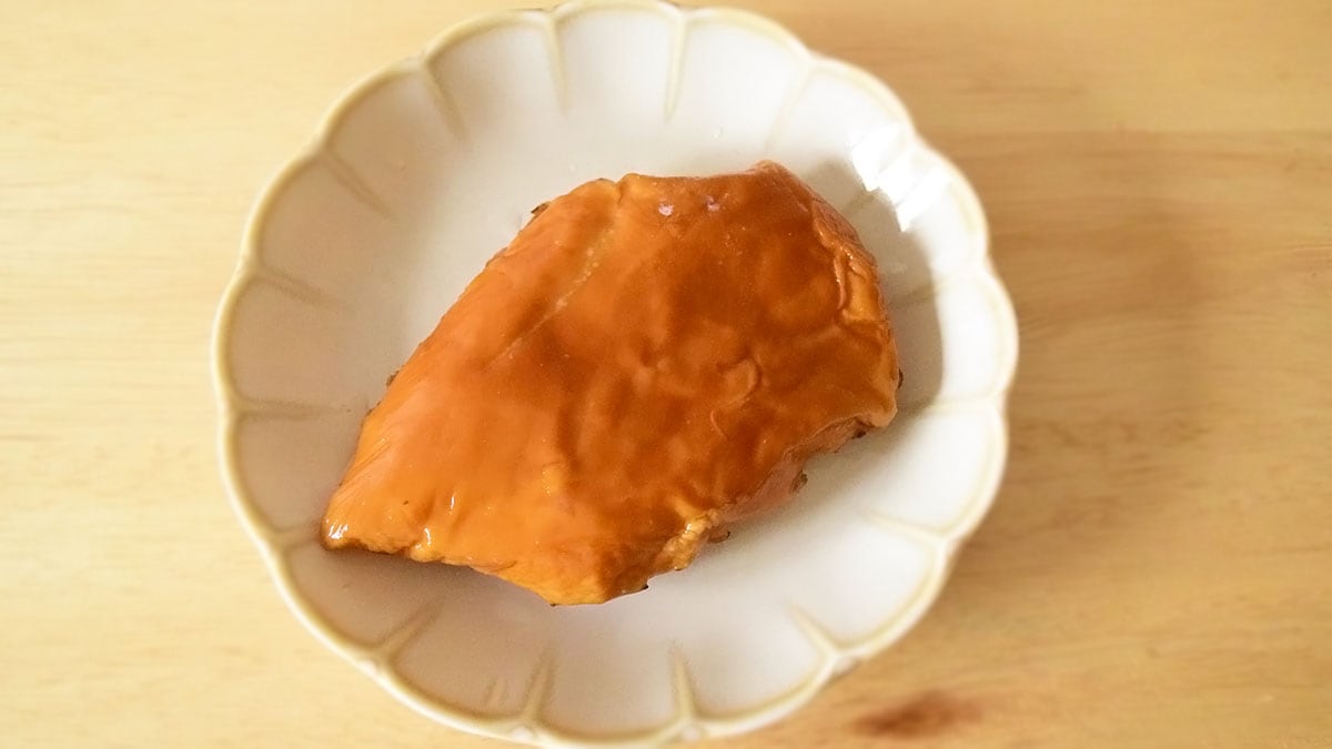 鶏むね肉を塩味でシンプルに味付けしてスモークしています。