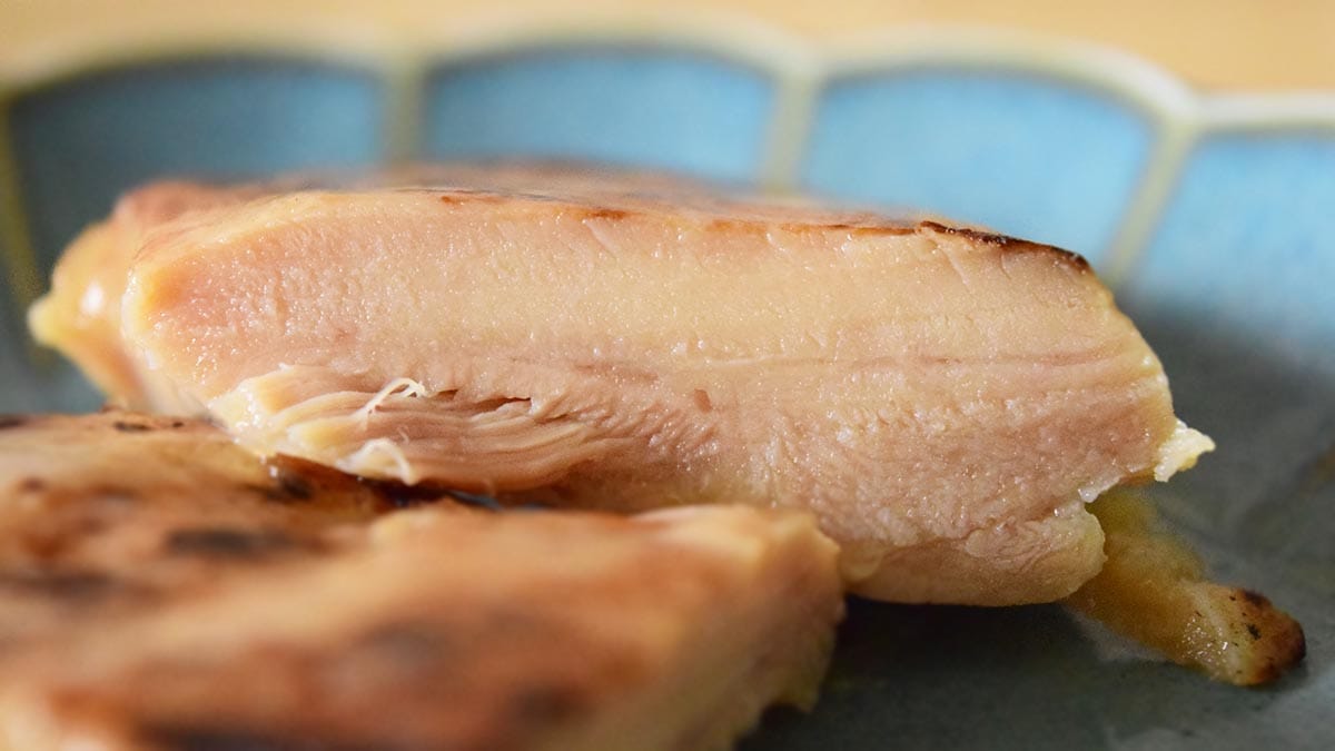 鶏肉はとても柔らかく、醤油の味わいが中央部分までよくしみ込んでいます。