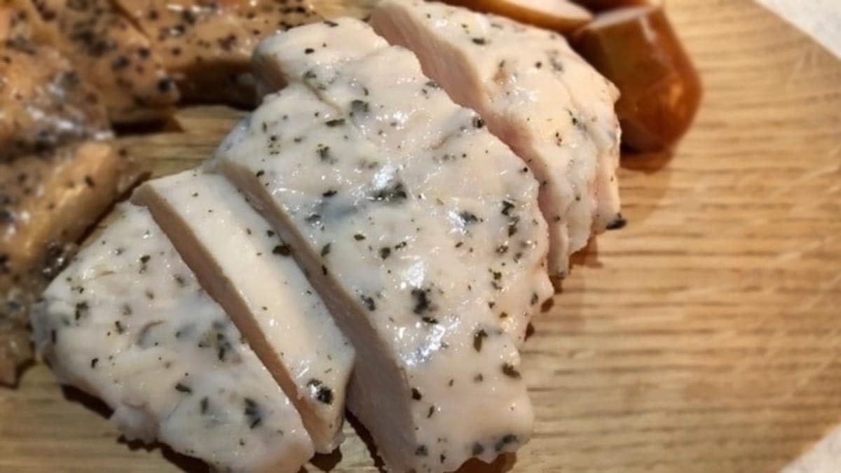 サラダチキン自体がとても柔らかく、梅しそはあっさりしていますよ。