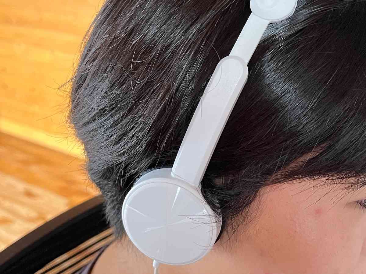 ダイソーの「ヘッドホン（折りたたみ式）」の音質はよい。雑音もない