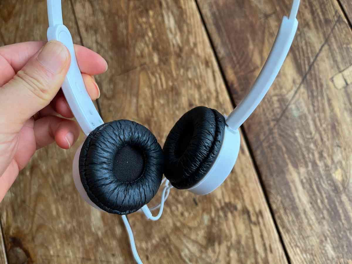 ダイソーの「ヘッドホン（折りたたみ式）」を耳にあてても、少し浮いてしまうことがある