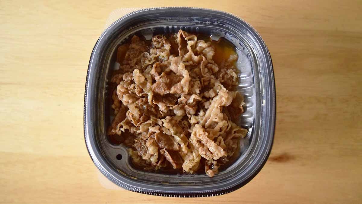 容器はセパレートタイプで、上段には牛肉と玉ねぎが、下段にはごはんが入っています。