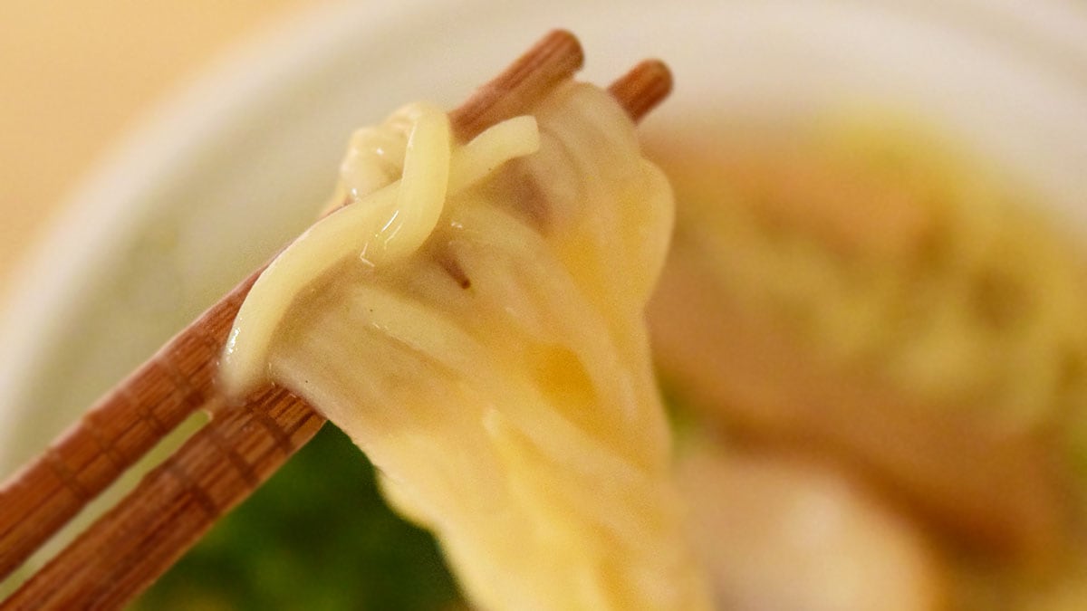 麺はドロドロスープとよく絡み合い、スープにどっぷりとつけなくてもおいしくいただけます。