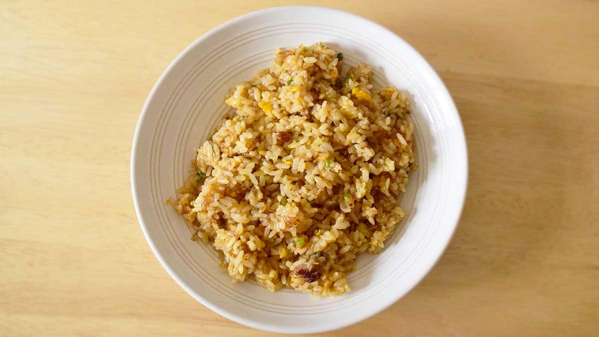 鶏がら入りのラーメンスープのような香りが鼻を通り抜けてきて、食欲がそそられます。