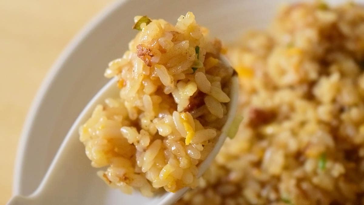 鶏がらの味わいが強調されていて、こってり濃い味のチャーハン。
