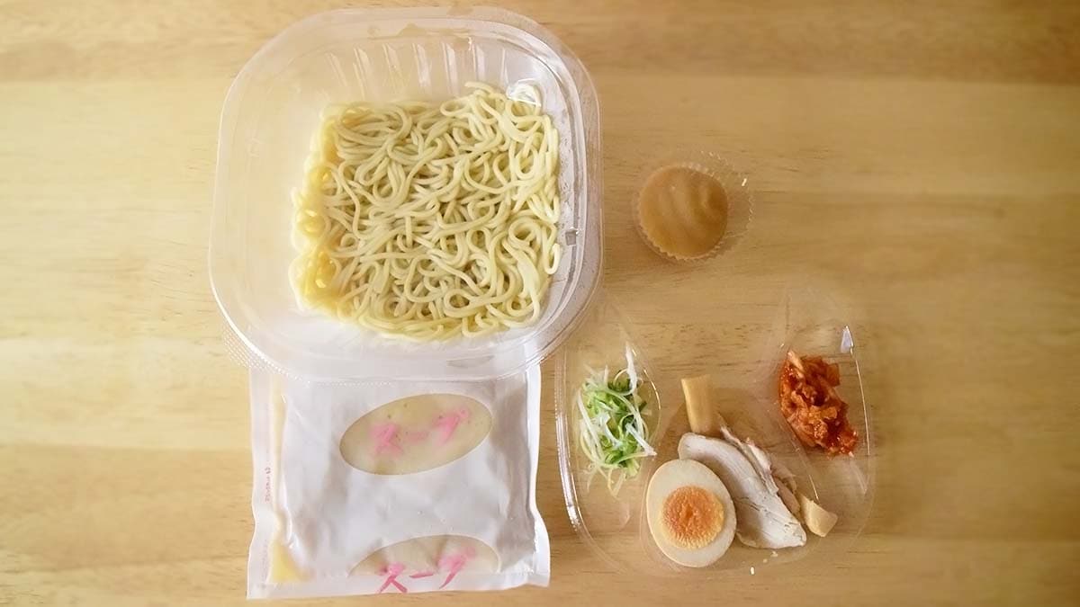 スープを麺に混ぜて、具材をのせれば完成。