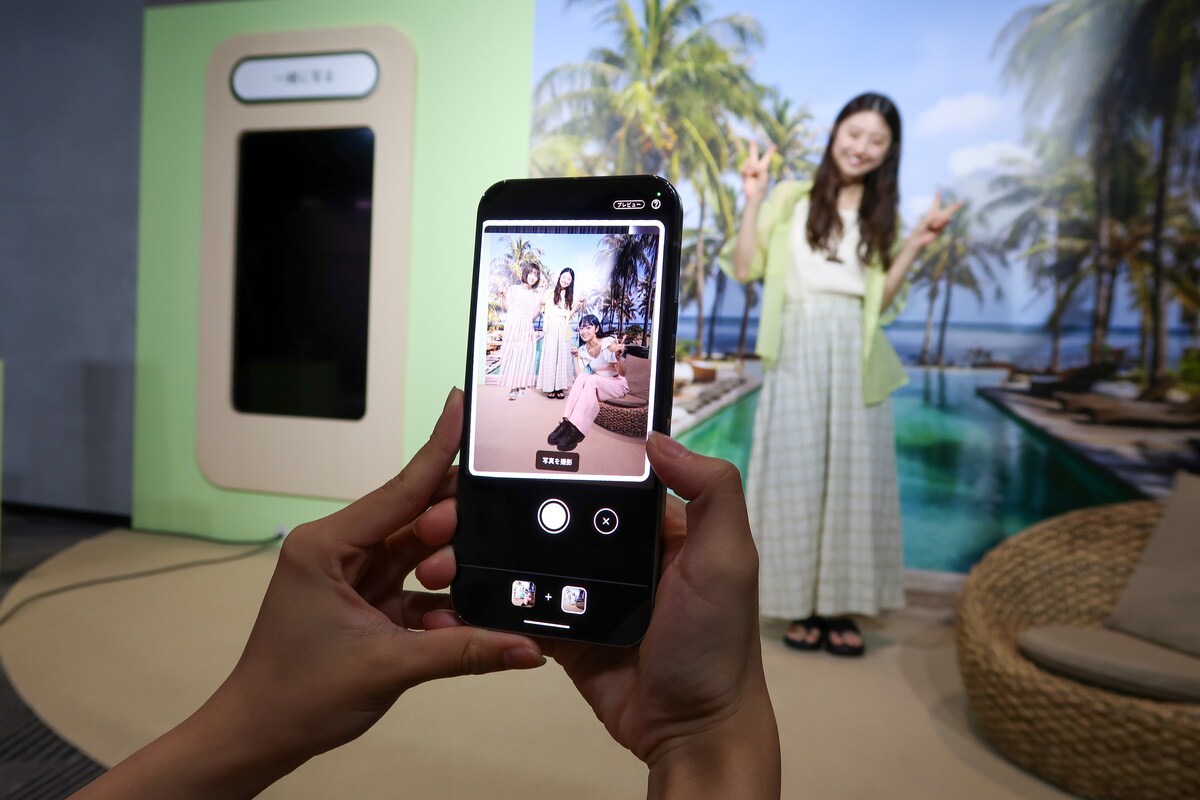  「一緒に写る」撮影モードで撮影している様子