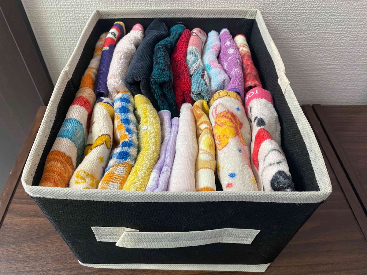 二つ折りのハンカチが2列でたっぷり入るサイズ