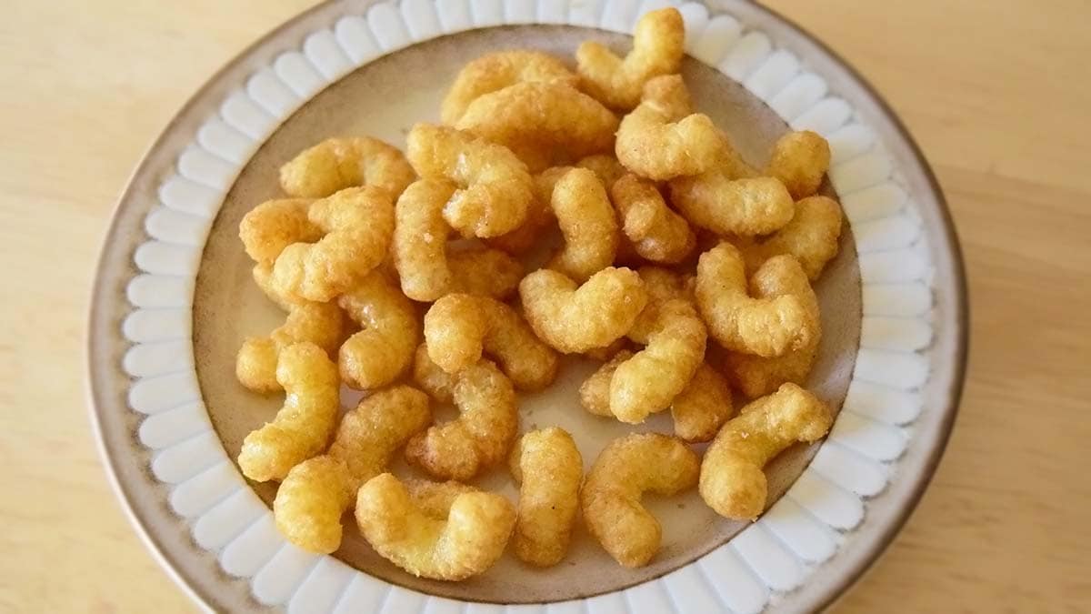 一般的なキャラメルコーンよりはひと回り小さめ