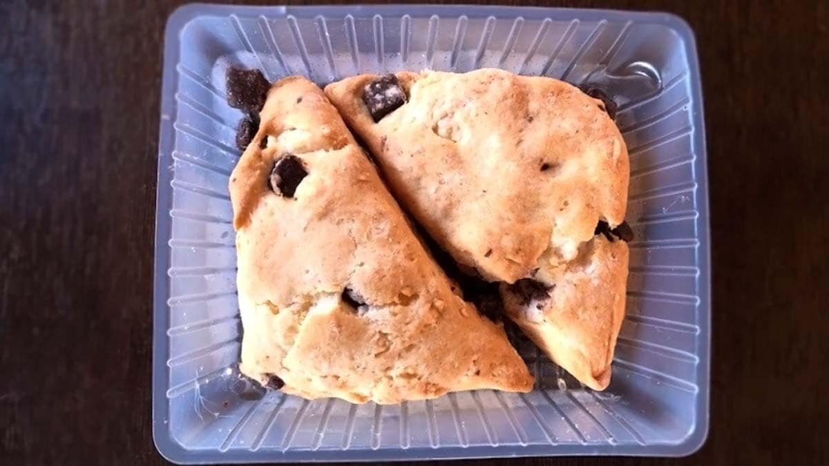 大きめのチョコがゴロゴロ入り、スコーンの生地は甘め。