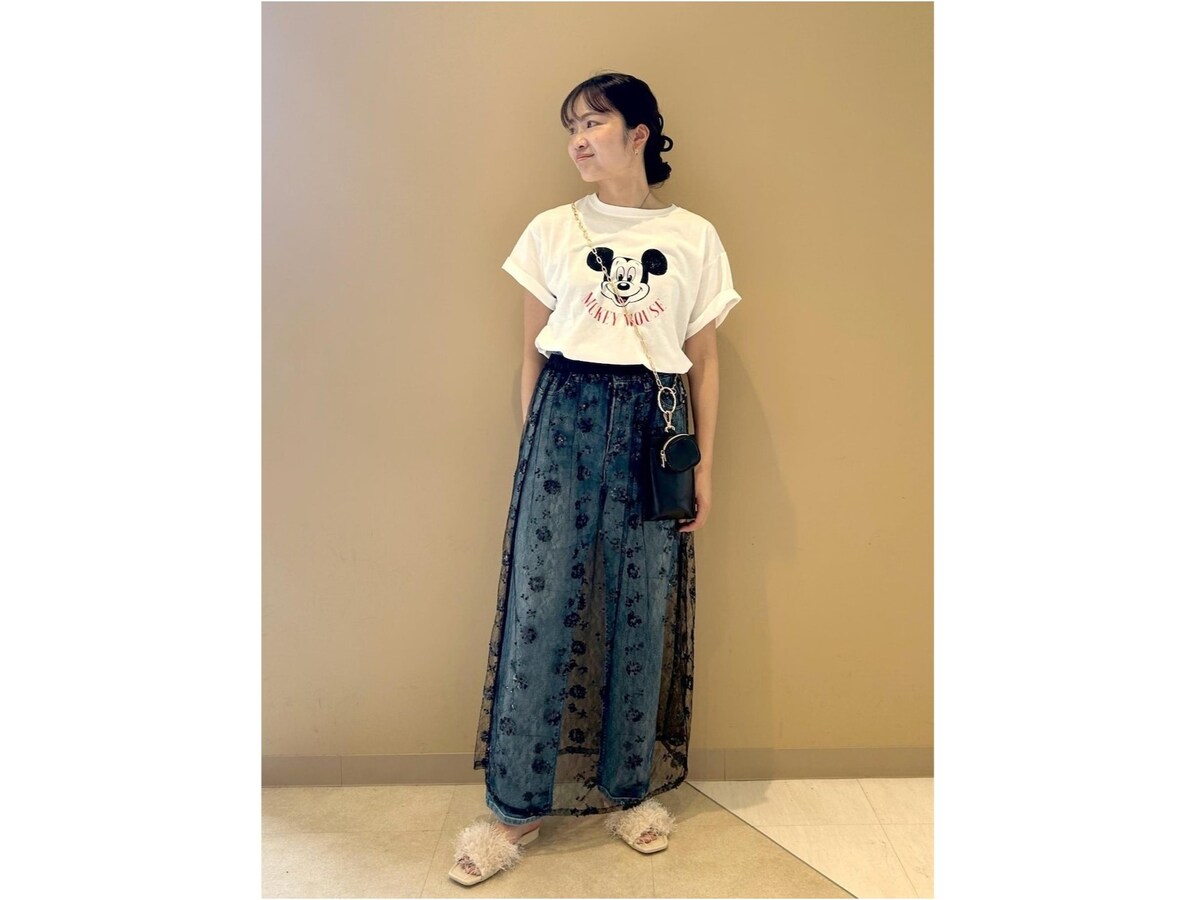 マルチケースつきショルダーはミッキーTシャツのカジュアルさにもマッチ　出典：WEAR