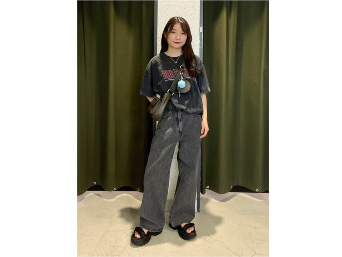 ショルダーバッグとは別にすぐ取り出したい小物を入れられて便利　出典：WEAR