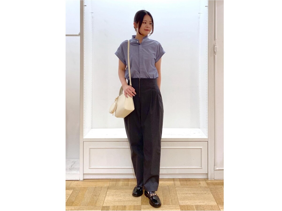 スクエア型ミニトートバッグにポーチがついているものはきれいめな印象　出典：WEAR