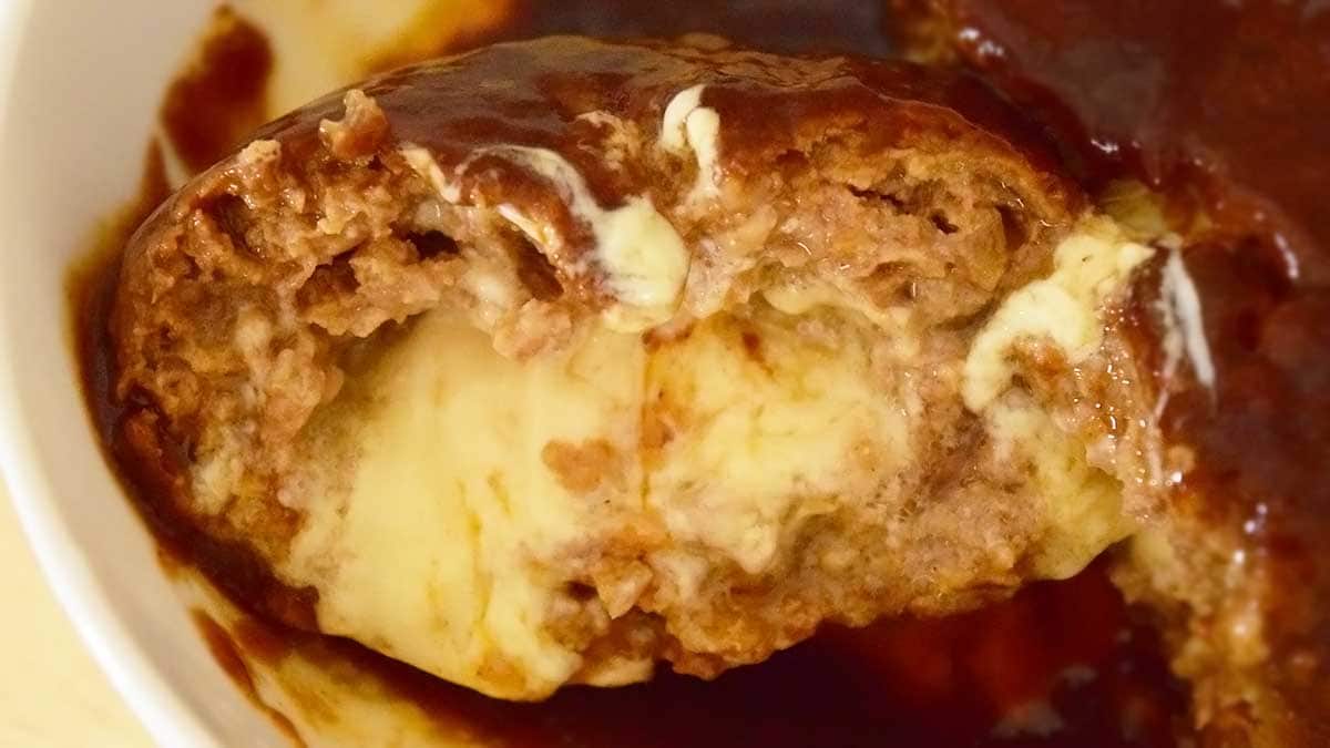 肉厚のハンバーグをカットすると、チーズがあふれ出します。