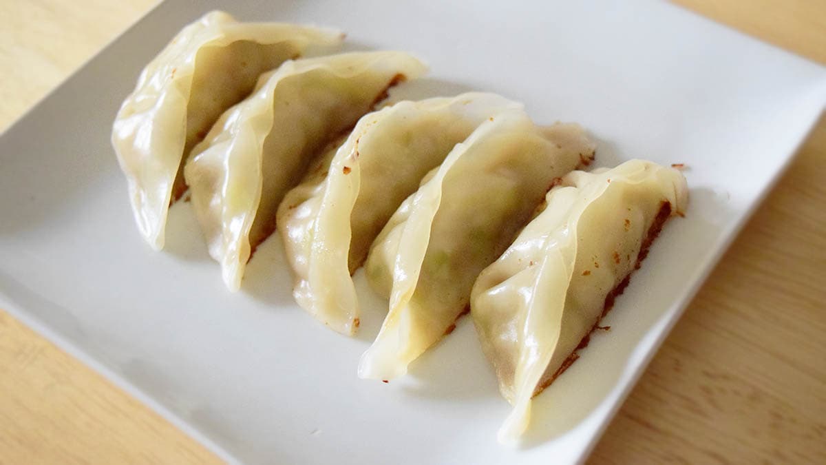 餃子の皮はもっちりしています。