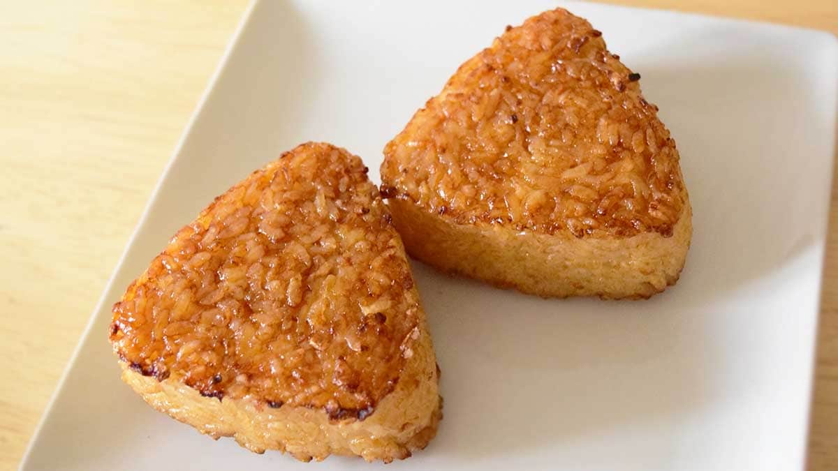 やや大きめサイズの焼おにぎりで、醤油と昆布のだしがほんのり香ります。