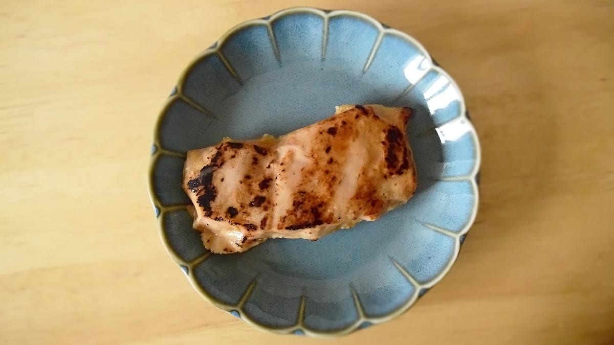 お肉が柔らかく、中まで炭火焼き醤油系の味わいがしみ込んでいて美味しくいただけます。
